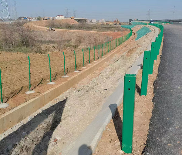 武大高速道路（lù）護欄施工現場